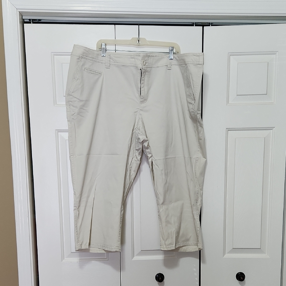 Apt. 9 Women's Cream Bermudas